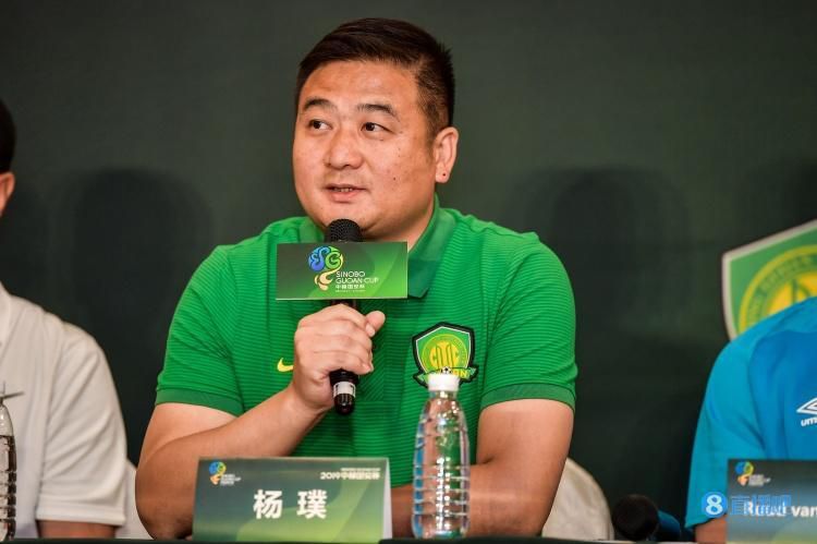 秦刚开口道：叶大师、施神医，我们也进去吧，别被这些小人影响了心情。